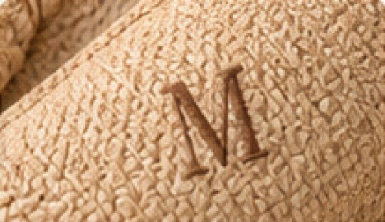 Monogramme brodé sur raphia